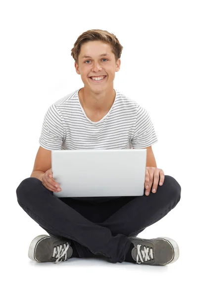 Studio girato di adolescente ragazzo utilizzando computer portatile — Foto Stock
