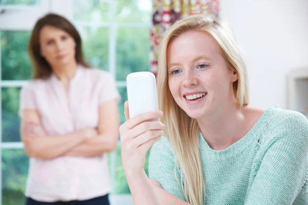 Mamma orolig tonåring dotter användningen av mobiltelefon — Stockfoto