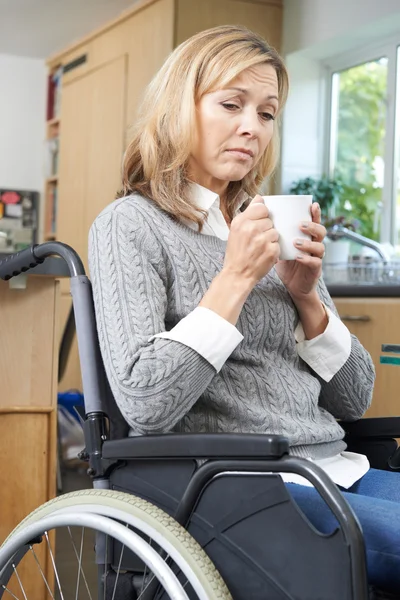 Depressieve vrouw om thuis te zitten In rolstoel — Stockfoto