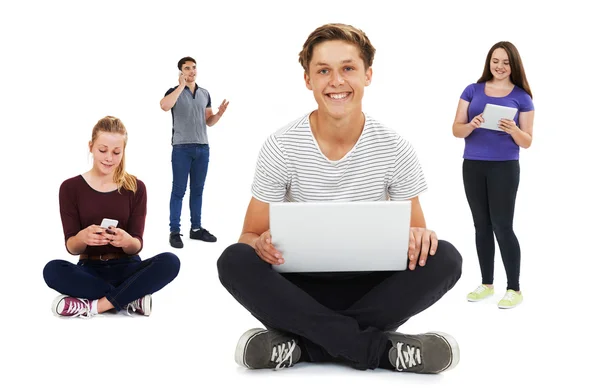 Estúdio tiro de adolescentes usando tecnologia de comunicação — Fotografia de Stock
