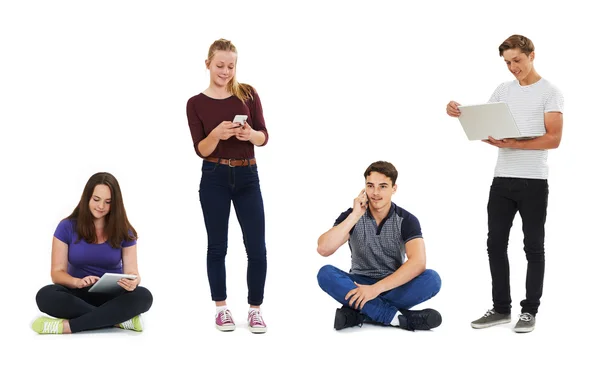 Studioaufnahme von Teenagern mit Kommunikationstechnologie — Stockfoto