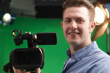 Televizyon stüdyosu erkek fotoğraf makinesi operatörü
