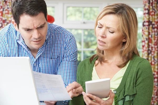 Bezorgd paar bespreken binnenlandse Financiën thuis — Stockfoto