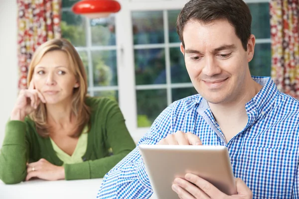 Ongelukkig vrouw zitten aan tafel als Partner toepassingen digitale Tablet — Stockfoto