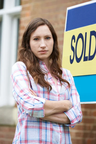 Femme forcée de vendre à la maison par des problèmes financiers — Photo