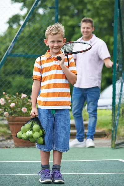 Père déposer son fils pour la leçon de tennis — Photo