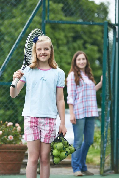Мать бросила дочь ради урока тенниса — стоковое фото