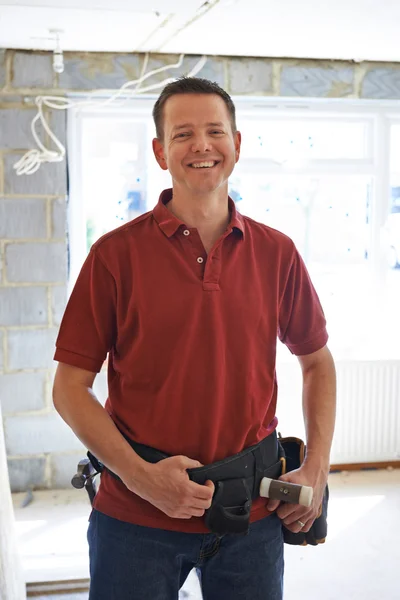 Retrato do construtor realizando melhorias em casa — Fotografia de Stock