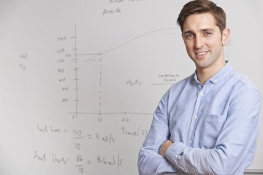 Whitebaord önünde duran öğretmen portresi