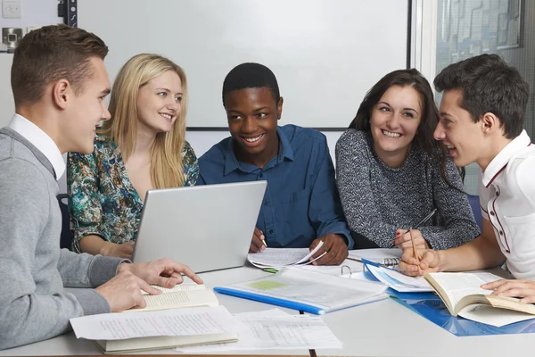 Skupina nezletilých studentů pracujících v učebně — Stock fotografie