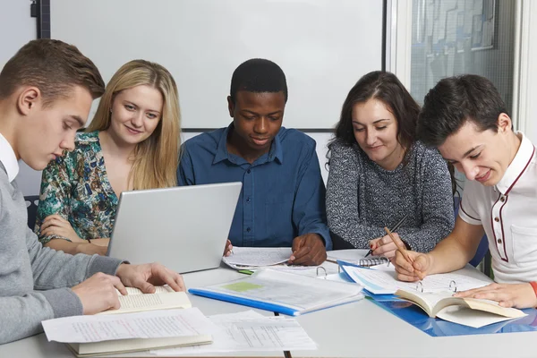 Gruppo di studenti adolescenti che lavorano in classe — Foto Stock