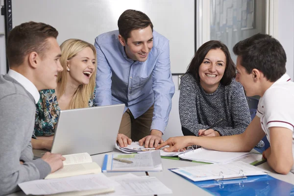 Profesor trabajando en el aula con los estudiantes — Foto de Stock