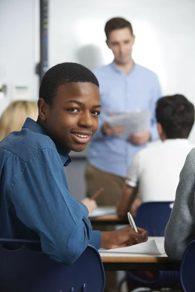 Retrato de alumno adolescente masculino en clase —  Fotos de Stock