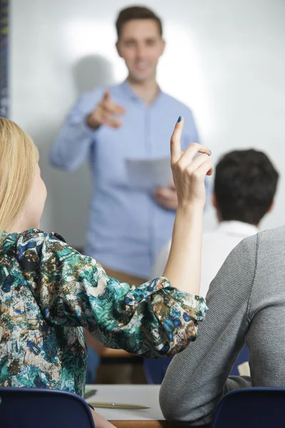 Femeie elev Răspuns la întrebare în clasă — Fotografie, imagine de stoc