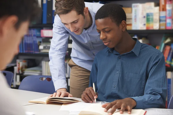Teacher Helping Male Student In Classroom — Stock Photo, Image