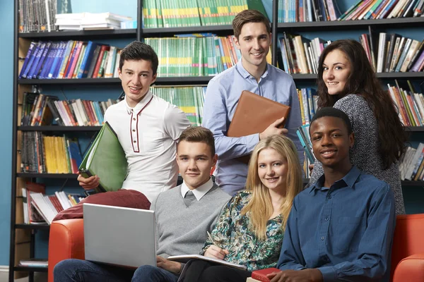 Porträt eines Lehrers mit Schülern in der Bibliothek — Stockfoto