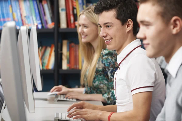 Groupe d'étudiants adolescents travaillant à des ordinateurs en salle de classe — Photo
