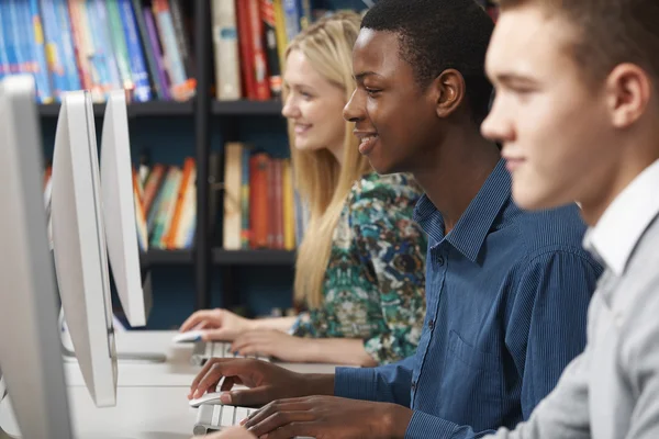 Grupp av studenter som arbetar på datorer i klassrummet — Stockfoto