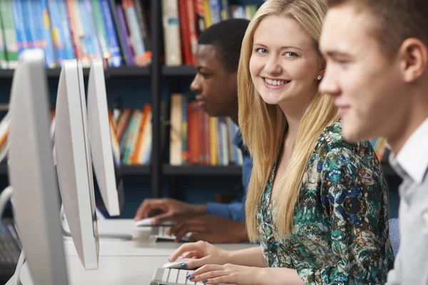 Grupp tonåriga elever arbetar på datorer i klassrummet — Stockfoto