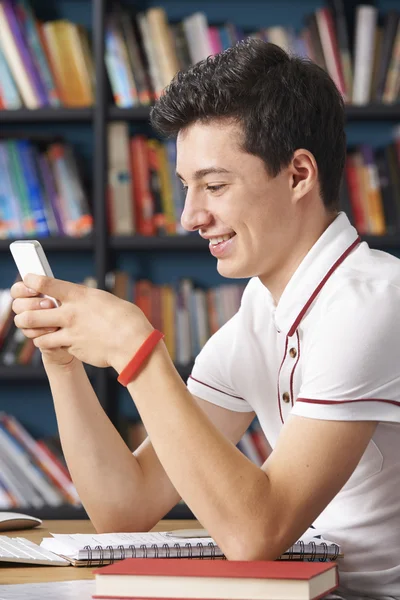 男性青少年学生在教室里发短信 — 图库照片