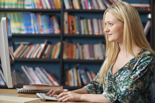 Studente adolescente che lavora al computer in aula — Foto Stock