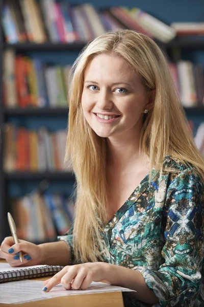 Portrait d'une étudiante travaillant à la bibliothèque — Photo