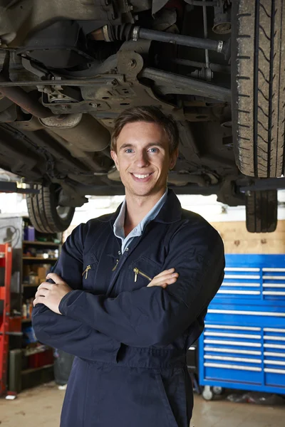 Retrato de mecánico parado debajo del coche — Foto de Stock