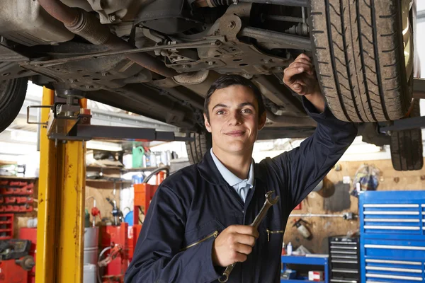 Aprendiz mecânico trabalhando no carro — Fotografia de Stock