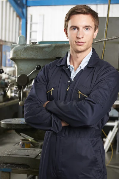 Porträt eines Ingenieurs in der Fabrikhalle — Stockfoto