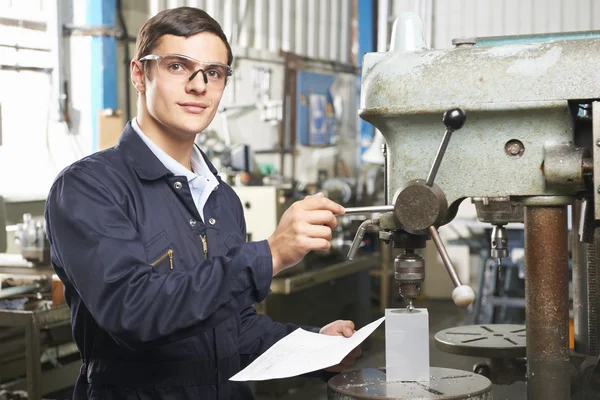 Apprenti adolescent utilisant des machines dans l'usine — Photo