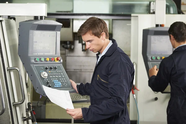 Engenheiro operando máquina de corte computadorizada — Fotografia de Stock