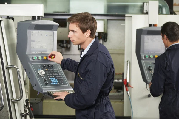 Engenheiro operando computador controlado máquina de corte — Fotografia de Stock