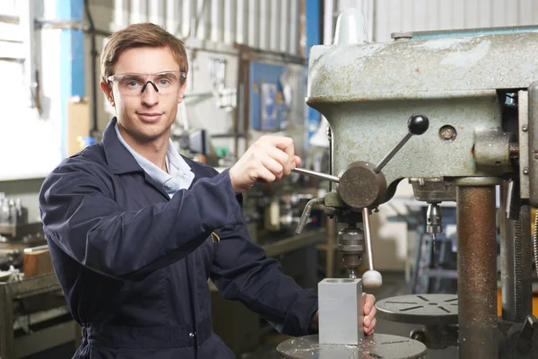 Ingenieur mit Bohrmaschine in Fabrikhalle — Stockfoto