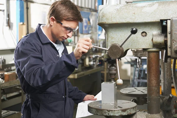 Ingegnere utilizzando trapano in officina di fabbrica — Foto Stock