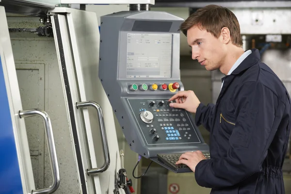 Engenheiro usando computador controlado máquina de corte — Fotografia de Stock