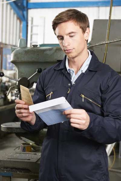 Pacchetto salario di apertura del lavoratore di fabbrica — Foto Stock