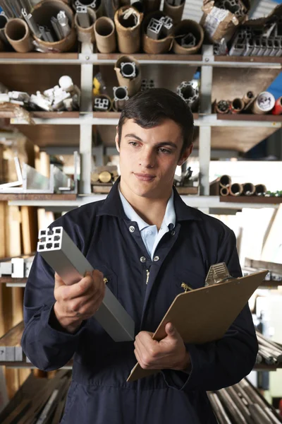 Fabrikarbeiter im Lagerraum mit Bauteilen — Stockfoto