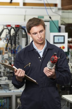 Teftiş yapan bileşen fabrikasında mühendis