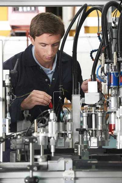 Engenheiro trabalhando na máquina na fábrica — Fotografia de Stock