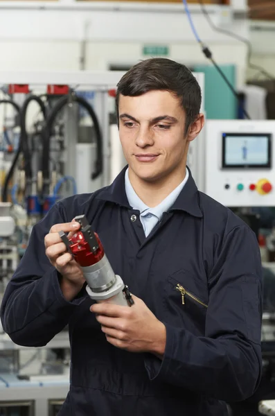 Componente di controllo dell'ingegnere apprendista in fabbrica — Foto Stock