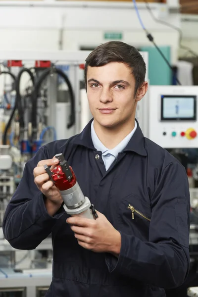 Componente de comprobación de ingeniero aprendiz en fábrica —  Fotos de Stock