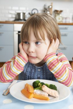Sağlıklı yemek yemek değil telaşlı genç kız