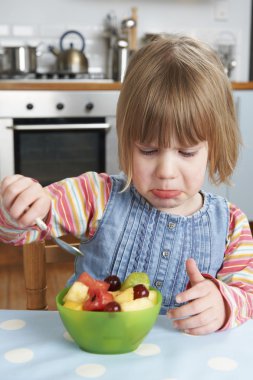 Huysuz çocuk lezzetli meyve salatası puding reddetme