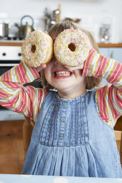 年轻女孩制作眼镜与色彩缤纷的甜甜圈 — 图库照片