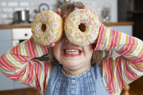 女孩制作眼镜使用甜甜甜圈 — 图库照片