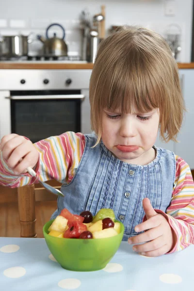 Niño quisquilloso rechazando delicioso pudín de ensalada de frutas —  Fotos de Stock