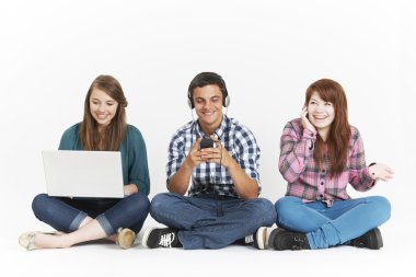 Dijital teknoloji farklı formları Studio'yu kullanarak gençler