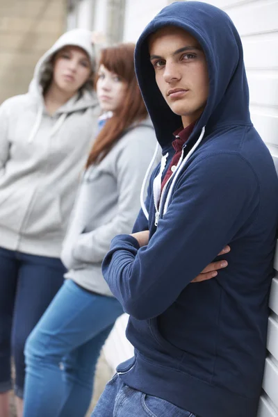 Pandilla de adolescentes merodeando juntos — Foto de Stock