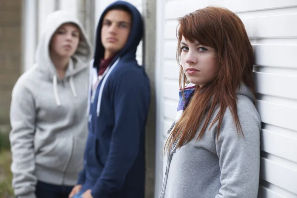 Teenager-Bande hängt im städtischen Umfeld herum — Stockfoto