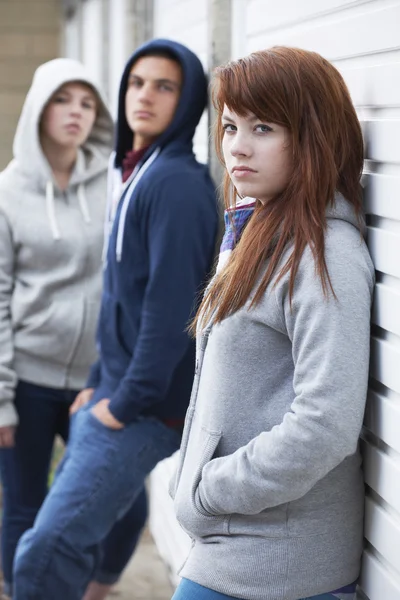 Банда подростков, тусующихся в городской среде — стоковое фото